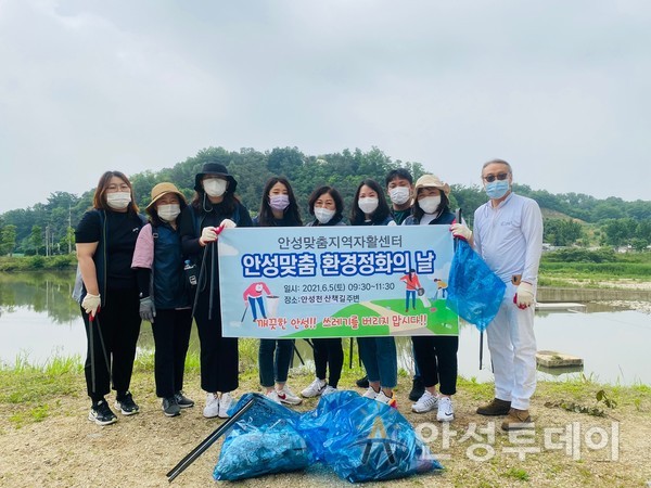 안성맞춤지역자활센터, 안성천변 쓰레기 수거 자원봉사활동 실시. /사진=안성시 제공