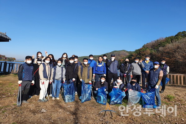 안성시 토지민원과, 박두진둘레길 환경정비 자원봉사활동 실시. /사진=안성시 제공