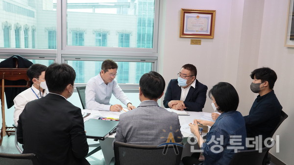 김학용 의원이 안성 직행 광역버스를 위해 참석자들과 논의하고 있다. /사진=김학용 의원실 제공