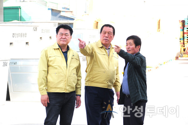 안정열 의장(가운데)가 금광농협 정지현 조합장으로부터 쌀 수매 관련 설명을 청취하고 있다.