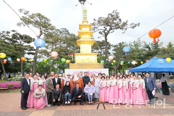 안성불교사암연합회가 2023 부처님 오신 날 봉축점등식을 마치고 참석자들이 기념촬영을 하고 있다.