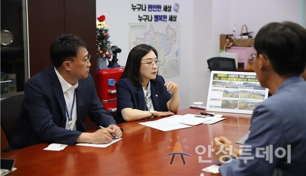 최혜영 의원이 서울지방국토관리청 관계자와 면담을 하고 있다.